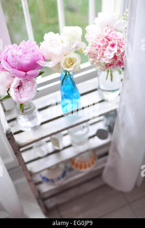 Portrait de fleurs dans des vases en verre sur la tablette Banque D'Images