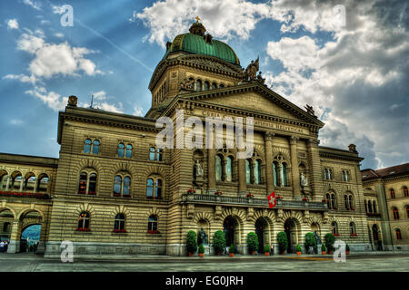 Suisse, Berne, ciel nuageux au-dessus du Palais fédéral Banque D'Images