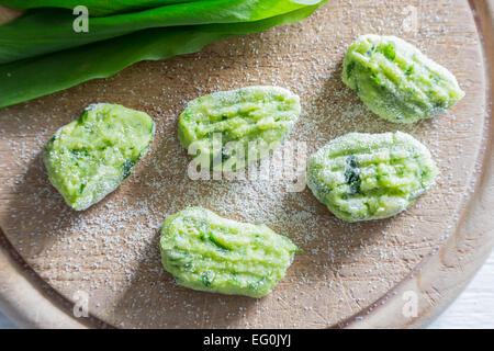 Gnocchi à l'ail sauvage est prêt. Banque D'Images