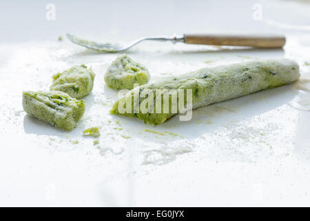 Gnocchi à l'ail sauvage est prêt. Banque D'Images