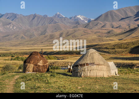 Villes nomades avec des yourtes sur les prairies vertes au Kirghizstan Banque D'Images