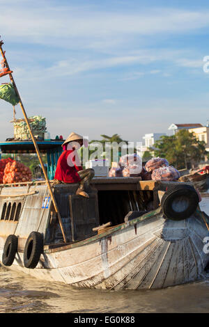 Femme sur le bateau au marché flottant de Cai Rang, Can Tho, Delta du Mékong, Vietnam Banque D'Images