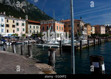 Un bateau dans le port de Gargnano. Gargnano est située sur la rive ouest du lac de Garde et compte environ 3000 habitants. Dans et autour de Gargnano il y a de nombreuses attractions. La Lombardie, Italie Photo : Klaus Nowottnick Date : 29 août 2014 Banque D'Images