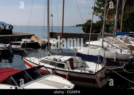 Un bateau dans le port de Gargnano. Gargnano est située sur la rive ouest du lac de Garde et compte environ 3000 habitants. Dans et autour de Gargnano il y a de nombreuses attractions. La Lombardie, Italie Photo : Klaus Nowottnick Date : 29 août 2014 Banque D'Images