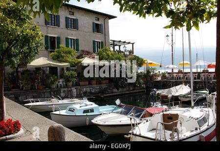 Un bateau dans le port de Gargnano. Gargnano est située sur la rive ouest du lac de Garde et compte environ 3000 habitants. Dans et autour de Gargnano il y a de nombreuses attractions. La Lombardie, Italie Photo : Klaus Nowottnick Date : 29 août 2014 Banque D'Images