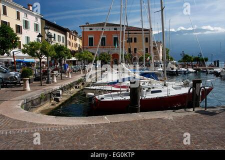 Un bateau dans le port de Gargnano. Gargnano est située sur la rive ouest du lac de Garde et compte environ 3000 habitants. Dans et autour de Gargnano il y a de nombreuses attractions. La Lombardie, Italie Photo : Klaus Nowottnick Date : 29 août 2014 Banque D'Images