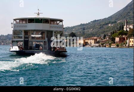 Le service de traversier entre Gargnano et Castelletto sur le côté est du lac de Garde. Gargnano est située sur la rive ouest du lac de Garde et compte environ 3000 habitants. Photo : Klaus Nowottnick Date : 29 août 2014 Banque D'Images