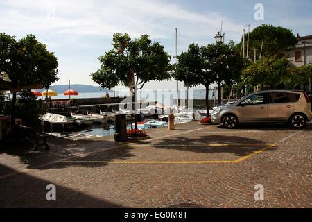 Un bateau dans le port de Gargnano. Gargnano est située sur la rive ouest du lac de Garde et compte environ 3000 habitants. Dans et autour de Gargnano il y a de nombreuses attractions. La Lombardie, Italie Photo : Klaus Nowottnick Date : 29 août 2014 Banque D'Images