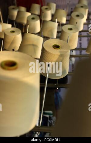 Dhaka 09 février 2015. Groupe des cônes de canette sur une machine de gauchissement dans une usine de textile Banque D'Images