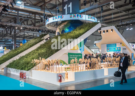 MILAN, ITALIE : les visiteurs à pied en face de l'Expo 2015 stand au BIT à Rho-Fiera à Milan le 12 février 2015 Banque D'Images