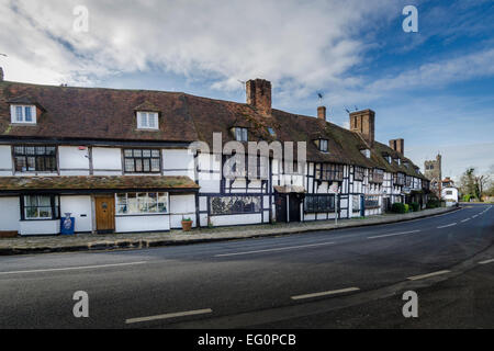 High Street Biddenden montrant cadre en bois Maisons et l'église All Saints dans la distance Banque D'Images