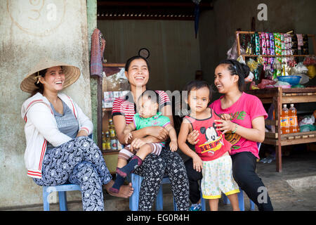 Kon Tum en situation minoritaire, au Vietnam. Ba Na (Bahnar) groupe ethnique (portrait of young smiling women). Banque D'Images