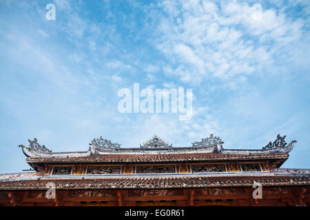 Toit de temple chinois, dans la vieille ville de Hoi An, classé au Patrimoine Mondial de l'UNESCO, au Vietnam, en Asie. Banque D'Images