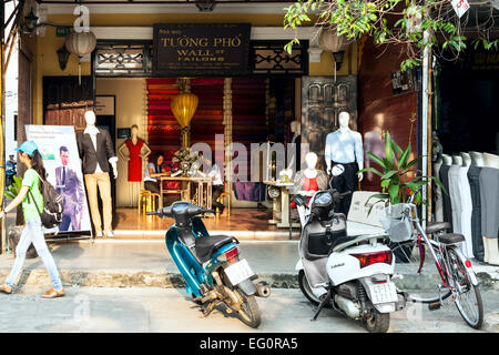 Scène de rue et l'atelier de couture à Hoi An, Vietnam, Southeast Asia. Banque D'Images