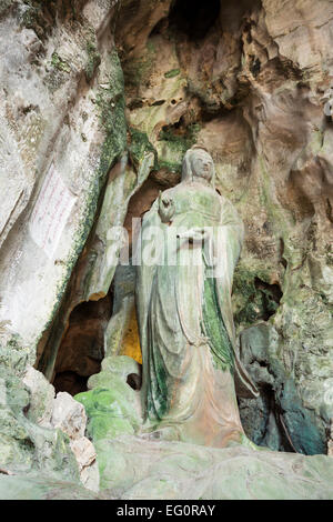 La statue de Bouddha ( déesse de la compassion et de la miséricorde - Guanyin ) dans la montagne de Marbre, Da nang, Vietnam. Banque D'Images