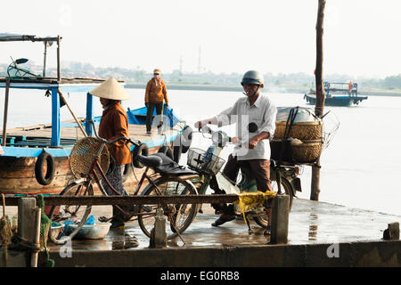 Les habitants de traverser la rivière par barge, Hoi An, Vietnam, Asie. Banque D'Images