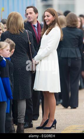 Portsmouth, Royaume-Uni. 12 Février, 2015. Catherine, duchesse de Cambridge, les visites d'un projet artistique sur le site de construction du nouveau siège de Ben Ainslie Racing et un centre de visiteurs le 12 février 2015 à Portsmouth, en Angleterre. Photo : Patrick van Katwijk/ POINT DE VUE - PAS DE FIL - SERVICE/dpa/Alamy Live News Banque D'Images