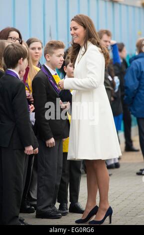 Portsmouth, Royaume-Uni. 12 Février, 2015. Catherine, duchesse de Cambridge, les visites d'un projet artistique sur le site de construction du nouveau siège de Ben Ainslie Racing et un centre de visiteurs le 12 février 2015 à Portsmouth, en Angleterre. Photo : Patrick van Katwijk/ POINT DE VUE - PAS DE FIL - SERVICE/dpa/Alamy Live News Banque D'Images