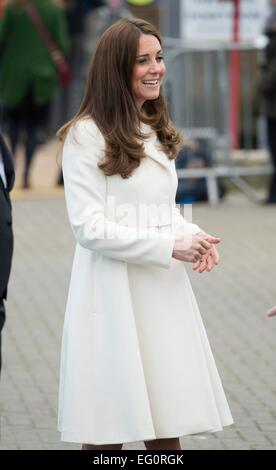 Portsmouth, Royaume-Uni. 12 Février, 2015. Catherine, duchesse de Cambridge, les visites d'un projet artistique sur le site de construction du nouveau siège de Ben Ainslie Racing et un centre de visiteurs le 12 février 2015 à Portsmouth, en Angleterre. Photo : Patrick van Katwijk/ POINT DE VUE - PAS DE FIL - SERVICE/dpa/Alamy Live News Banque D'Images