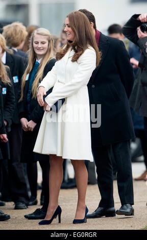 Portsmouth, Royaume-Uni. 12 Février, 2015. Catherine, duchesse de Cambridge, les visites d'un projet artistique sur le site de construction du nouveau siège de Ben Ainslie Racing et un centre de visiteurs le 12 février 2015 à Portsmouth, en Angleterre. Photo : Patrick van Katwijk/ POINT DE VUE - PAS DE FIL - SERVICE/dpa/Alamy Live News Banque D'Images