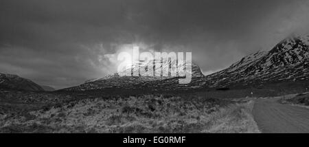 Storm clouds gathering sur Liathach dans Torridon Banque D'Images