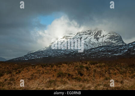 Storm clouds gathering sur Liathach dans Torridon Banque D'Images