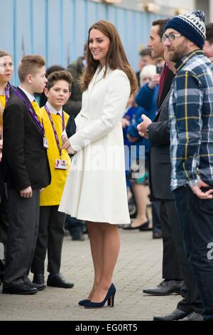 Portsmouth, Royaume-Uni. 12 Février, 2015. Catherine, duchesse de Cambridge, les visites d'un projet artistique sur le site de construction du nouveau siège de Ben Ainslie Racing et un centre de visiteurs le 12 février 2015 à Portsmouth, en Angleterre. Photo : Patrick van Katwijk/ POINT DE VUE - PAS DE FIL - SERVICE/dpa/Alamy Live News Banque D'Images