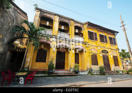 Scène de rue au vieux quartier de l'ancienne ville de Hoi An, au Vietnam. Banque D'Images