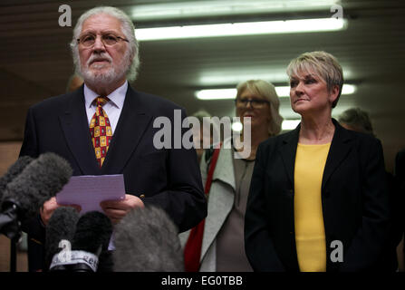 Royaume-uni, Londres : ancien présentateur de radio et de télévision Dave Lee Travis arrive à Southwark Crown Court pour la détermination de la peine dans le centre de Londres le 26 septembre 2014. DJ Britannique vétéran Dave Lee Travis a été reconnu coupable d'attentat à la pudeur après un nouveau procès sur des accusations portées par les femmes datant des années 90. Banque D'Images