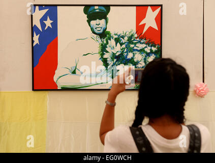 (150213) -- Yangon, le 13 février 2015 (Xinhua) -- une jeune fille prend une photo du Général Aung San (portrait au cours de l'anniversaire du centenaire de l'anniversaire du Général Aung San à Yangon, Myanmar, le 13 février 2015. Les trois jours de célébration du centenaire de l'anniversaire du Général Aung San (l'agent) se poursuivra jusqu'à samedi à la Place du Peuple à Yangon, Myanmar. Le 12 février 1947, toutes les nationalités du Myanmar, dirigé par le général Aung San, qui a eu lieu la Conférence de Panglong historique dans l'État Shan et signé l'Accord de Panglong, proclamant l'indépendance du pays. Cette journée a été désigné comme journée de l'Union du Myanmar. (Xinhua Banque D'Images