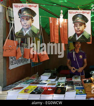 (150213) -- Yangon, le 13 février 2015 (Xinhua) -- Photo prise le 13 février 2015 montre les photos et livres biographie du Général Aung San affiché pour la vente à un souvenir et de livres au cours de l'anniversaire du centenaire de l'anniversaire du Général Aung San à Yangon, Myanmar. Les trois jours de célébration du centenaire de l'anniversaire du Général Aung San (l'agent) se poursuivra jusqu'à samedi à la Place du Peuple à Yangon, Myanmar. Le 12 février 1947, toutes les nationalités du Myanmar, dirigé par le général Aung San, qui a eu lieu la Conférence de Panglong historique dans l'État Shan et signé l'Accord de Panglong, proclamant l'indépendance de t Banque D'Images