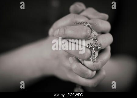Woman folding les mains et prier Dieu. Banque D'Images