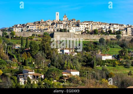 Vue sur la colline de la ville médiévale de Saint Paul de Vence, Alpes-Maritimes, Côte d'Azur, France Banque D'Images