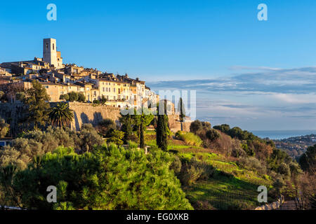 Vue sur la colline de la ville médiévale de Saint Paul de Vence, Alpes-Maritimes, Côte d'Azur, France Banque D'Images