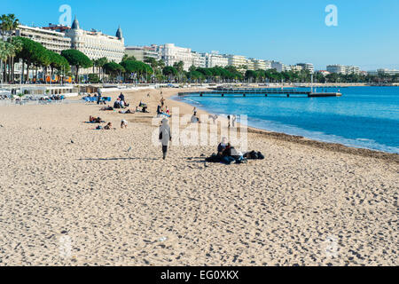 La plage de Cannes en hiver et de La Croisette, Alpes-Maritimes, Côte d'Azur, France Banque D'Images