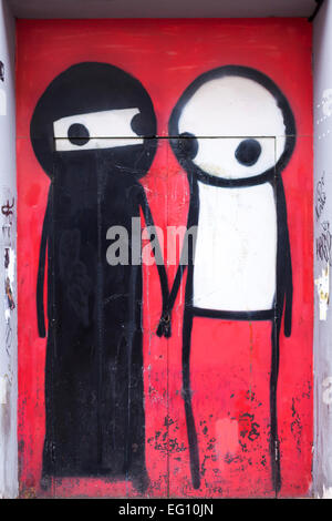 Artiste Graffiti street art par Stik montrant une femme en niqab tenant la main avec un compagnon, dans Pricelet Street, East London Banque D'Images