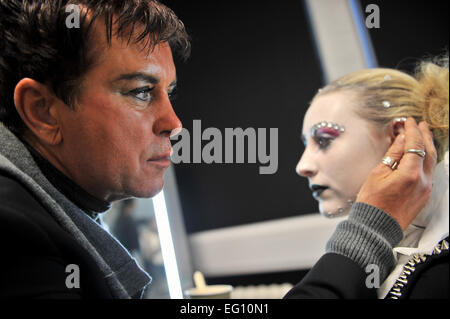 Pic de fichier : Southampton, UK. 27 février, 2013. steve strange, chanteur du groupe de pop des années 1980 1950-51 qui est décédé à l'âge de 55 ans suite à une crise cardiaque. vu ici travaillant avec des étudiants de l'université de Southampton Solent le 27 février 2013, sur le maquillage et la mode. Steve était un visiteur fréquent à l'université aide les étudiants en musique et de la mode et du maquillage. crédit : pbwpix/Alamy live news Banque D'Images