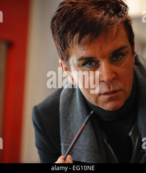 Pic de fichier : Southampton, UK. 27 février, 2013. steve strange, chanteur du groupe de pop des années 1980 1950-51 qui est décédé à l'âge de 55 ans suite à une crise cardiaque. vu ici travaillant avec des étudiants de l'université de Southampton Solent le 27 février 2013, sur le maquillage et la mode. Steve était un visiteur fréquent à l'université aide les étudiants en musique et de la mode et du maquillage. crédit : pbwpix/Alamy live news Banque D'Images