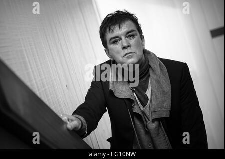 Pic de fichier : Southampton, UK. 27 février, 2013. steve strange, chanteur du groupe de pop des années 1980 1950-51 qui est décédé à l'âge de 55 ans suite à une crise cardiaque. photos prises le 27 février 2013 alors qu'il a visité l'université de Southampton Solent étaient qu'il visite souvent d'enseigner aux élèves de niveau maquillage, la mode et la musique. crédit : pbwpix/Alamy live news Banque D'Images