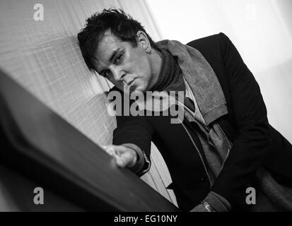 PIC DE FICHIER : Southampton, UK. 27 Février, 2013. Steve strange, chanteur du groupe de pop des années 1980 1950-51 qui est décédé à l'âge de 55 ans suite à une crise cardiaque. Photos prises le 27 février 2013 alors qu'il a visité l'université de Southampton Solent étaient qu'il visite souvent d'enseigner aux élèves de niveau maquillage, la mode et la musique. Credit : PBWPIX/Alamy Live News Banque D'Images