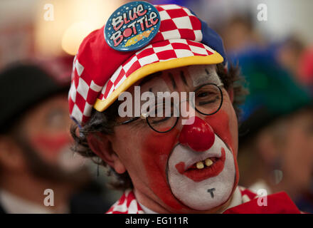 Royaume-uni, Londres : Clowns habillés en costume complet assister à un service à la mémoire du célèbre clown Joseph Grimaldi qui se tient chaque année dans une église de Dalston, est de Londres le 2 février 2014. Banque D'Images