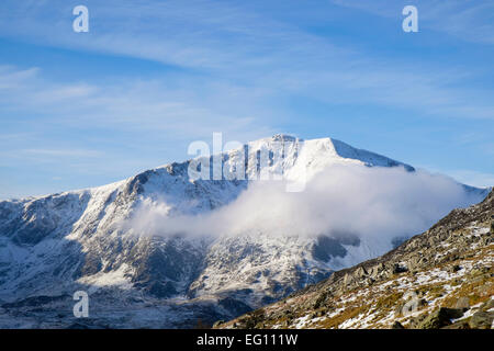 Snow-capped Y Garn pic de montagne de ski de Pen An Wen Ole dans les montagnes du Parc National de Snowdonia (Eryri) en hiver, au nord du Pays de Galles, Royaume-Uni, Angleterre Banque D'Images