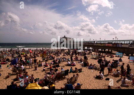 AJAXNETPHOTO - 2009. BOURNEMOUTH, Angleterre. - Les foules affluent à la plage sur une chaude journée d'été. photo:JONATHAN EASTLAND/AJAX REF:GR392008 51 Banque D'Images