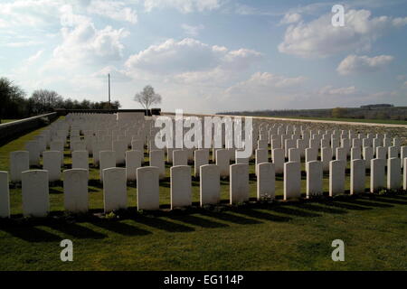 AJAXNETPHOTO. CERISY-GAILLY, Somme, France. - WAR GRAVES - CERISY-GAILLY CIMETIÈRE MILITAIRE, CONTIENT LES TOMBES DE 65 597 britanniques, 81 Canadiens, 2 Australiens et les soldats sud-africains. PHOTO:JONATHAN EASTLAND/AJAX REF:DP1 80904 57 Banque D'Images