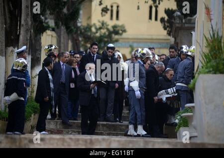 Alger. Feb 13, 2015. En Deuil et parents suivez le corps de l'acteur français Roger Hanin lors de ses funérailles à St Eugene cimetière juif de la capitale algérienne d'Alger, le 13 février 2015. Hanin, décédé le 11 février 2015 à Paris, est connu pour avoir joué le rôle titre dans le drame policier TV 1989-2006, Navarro. Hanin avait préparé ses funérailles avant sa mort et a demandé aux autorités algériennes d'enterrer son corps à Alger, sa ville natale et dans le cimetière où repose son père. © Xinhua/Alamy Live News Banque D'Images