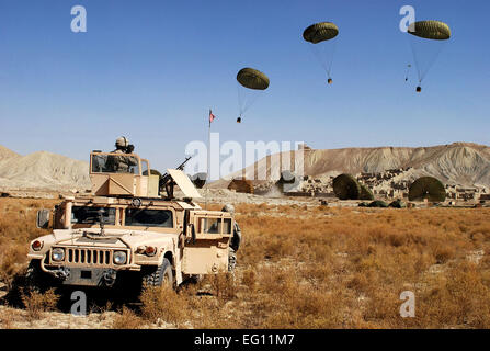 Les parachutistes de l'Armée américaine à partir de la 782e Bataillon de soutien de la Brigade, 4e Brigade Combat Team, 82nd Airborne Division regardez comme un U.S. Air Force C-17 Globemaster III aéronef cargo cargo transportant les faisceaux de combat des largages de nourriture et d'eau dans la province de Paktika, Afghanistan, le 11 octobre 2007. Photo de l'Armée américaine par la CPS. Micah E. Clare Banque D'Images