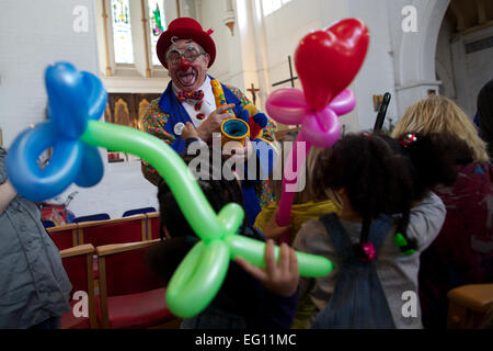 Royaume-uni, Londres : Clowns habillés en costume complet assister à un service à la mémoire du célèbre clown Joseph Grimaldi qui se tient chaque année dans une église de Dalston, est de Londres le 2 février 2014. Banque D'Images