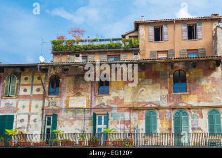 Vieille maison peinte à Vérone, Italie Banque D'Images