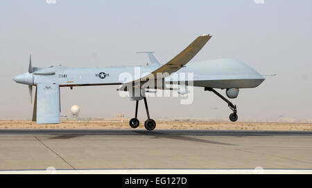 Un prédateur MQ-1B à partir de la 46e Escadron de reconnaissance de la Force expéditionnaire du Canada décolle de la Base Aérienne de Balad, Iraq, jeudi 12 juin 2008, dans le cadre de l'opération Iraqi Freedom. Depuis janvier 2008, plus de 1 000 sorties ont été transportés de prédateurs de Balad, une durée de plus de 20 000 heures. Le MQ-1 Predator est un, de moyenne altitude longue endurance, avions téléguidés. Le MQ-1 mission principale est l'interdiction et de la conduite des vols de reconnaissance armés contre des cibles, les produits périssables. Airman Senior Julianne Showalter Banque D'Images