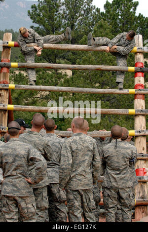 U.S. Air Force Academy cadets stagiaires de base touchés la confiance en soi dans les prises secteur d'entraînement de la vallée le mardi 15 juillet 2008 au cours de la partie formation de la formation de base. Dave AhlschwedeReleased Banque D'Images